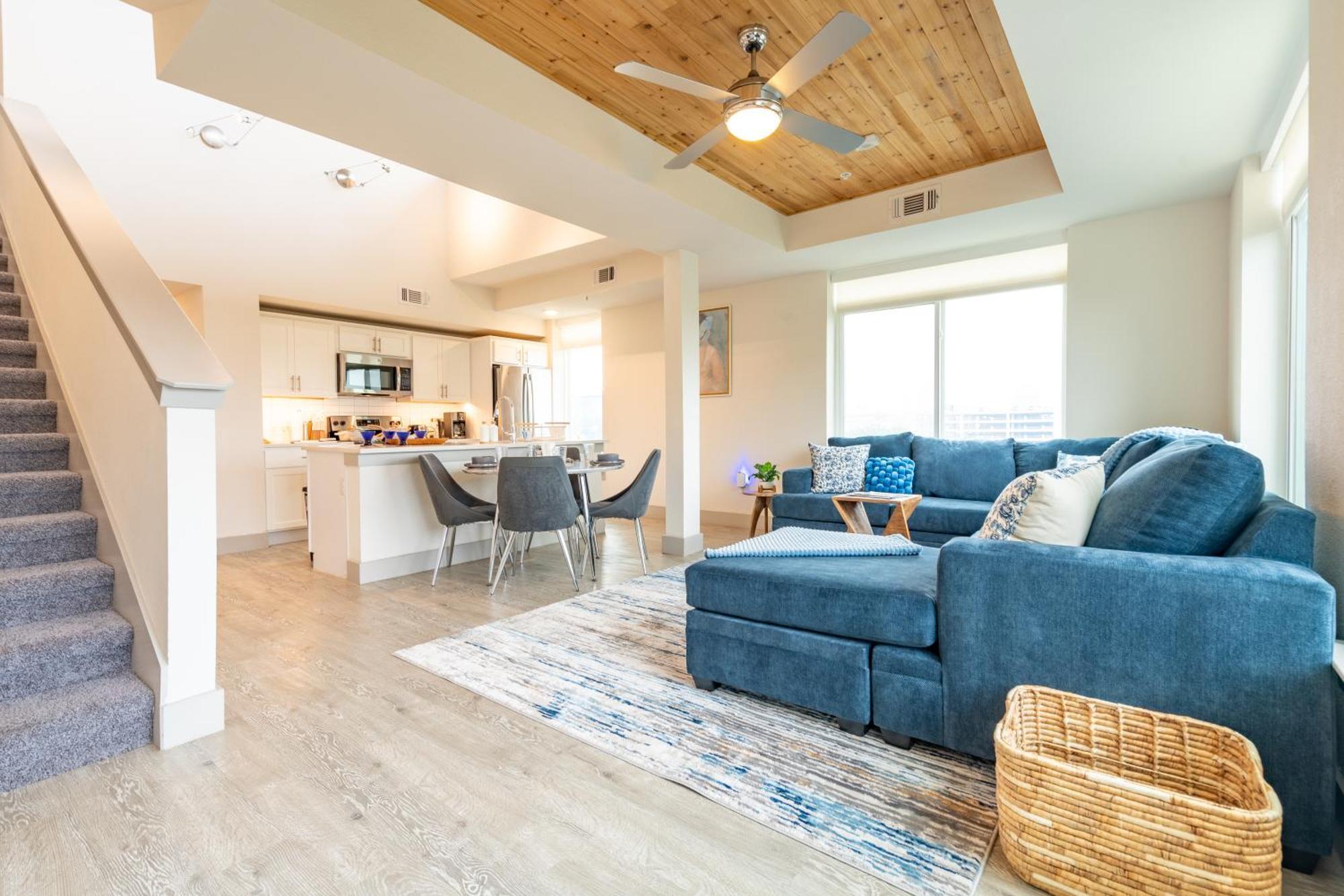 Riverwalk Penthouse Oasis W/free Parking Gym Pool