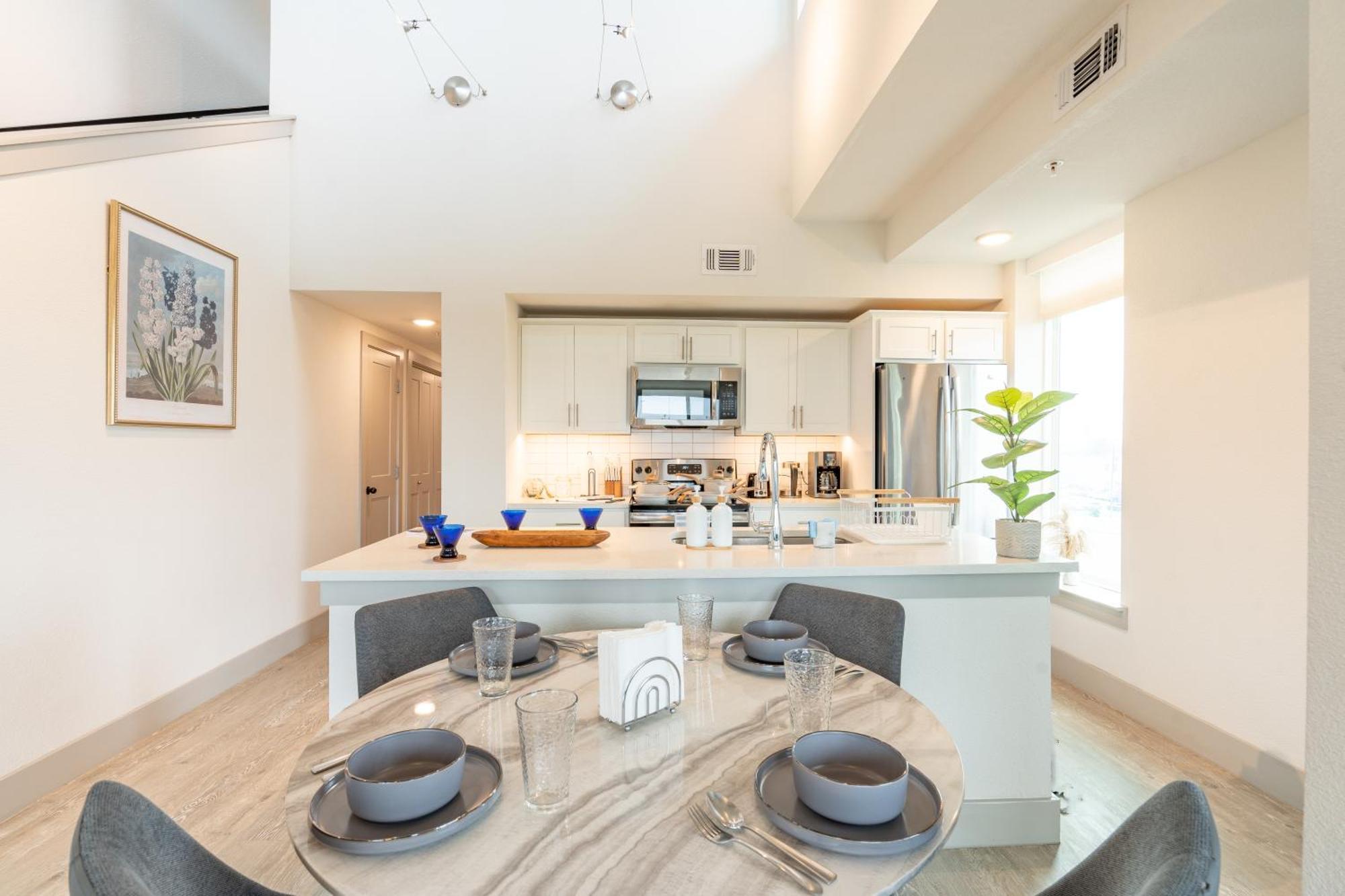 Riverwalk Penthouse Oasis W/free Parking Gym Pool Apartment