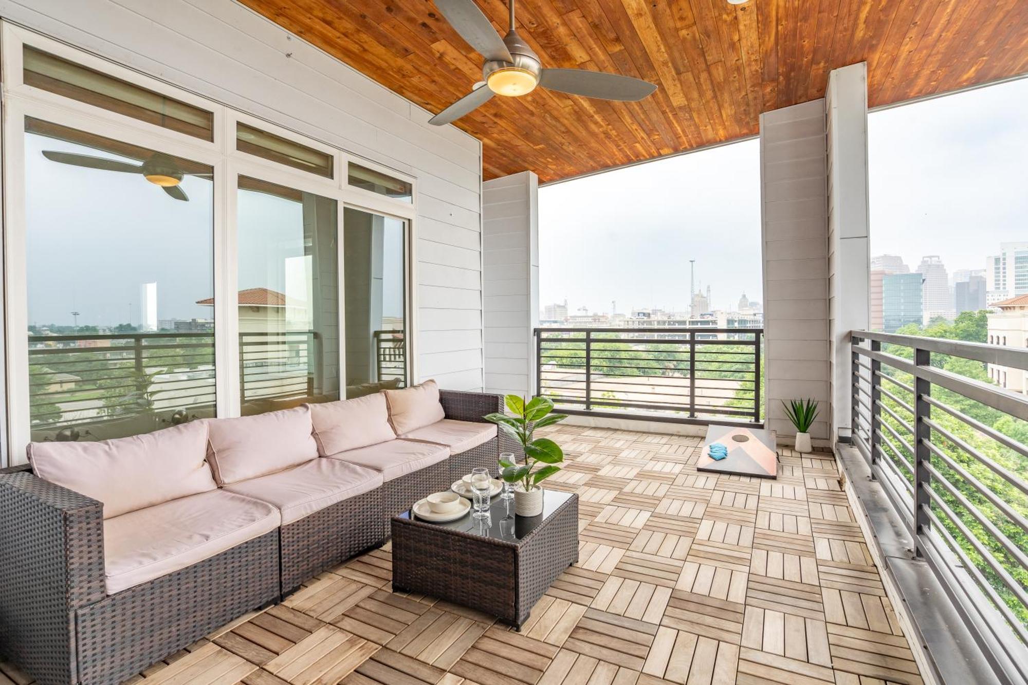 Riverwalk Penthouse Oasis W/free Parking Gym Pool * San Antonio