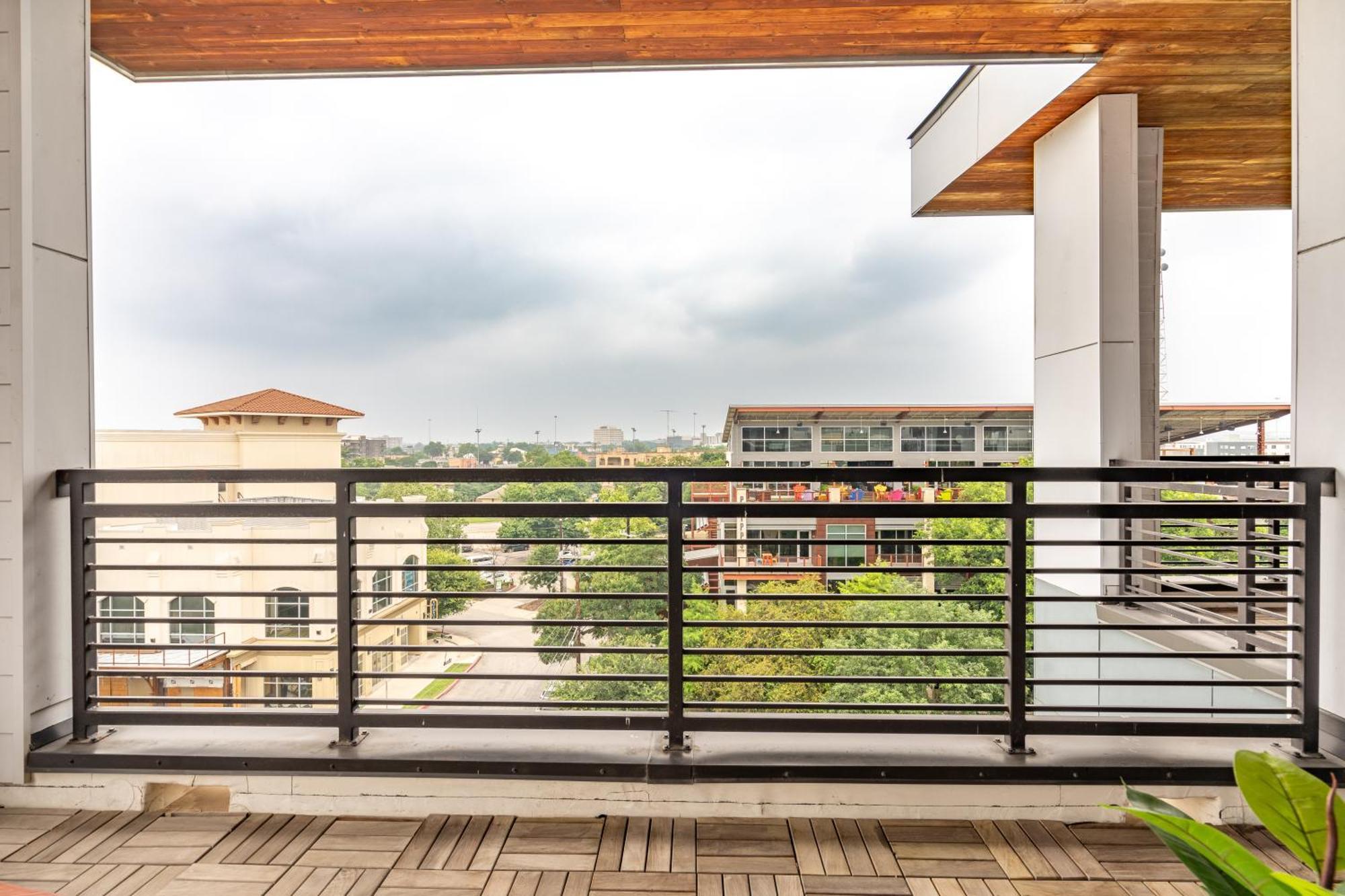 Riverwalk Penthouse Oasis W/free Parking Gym Pool * San Antonio