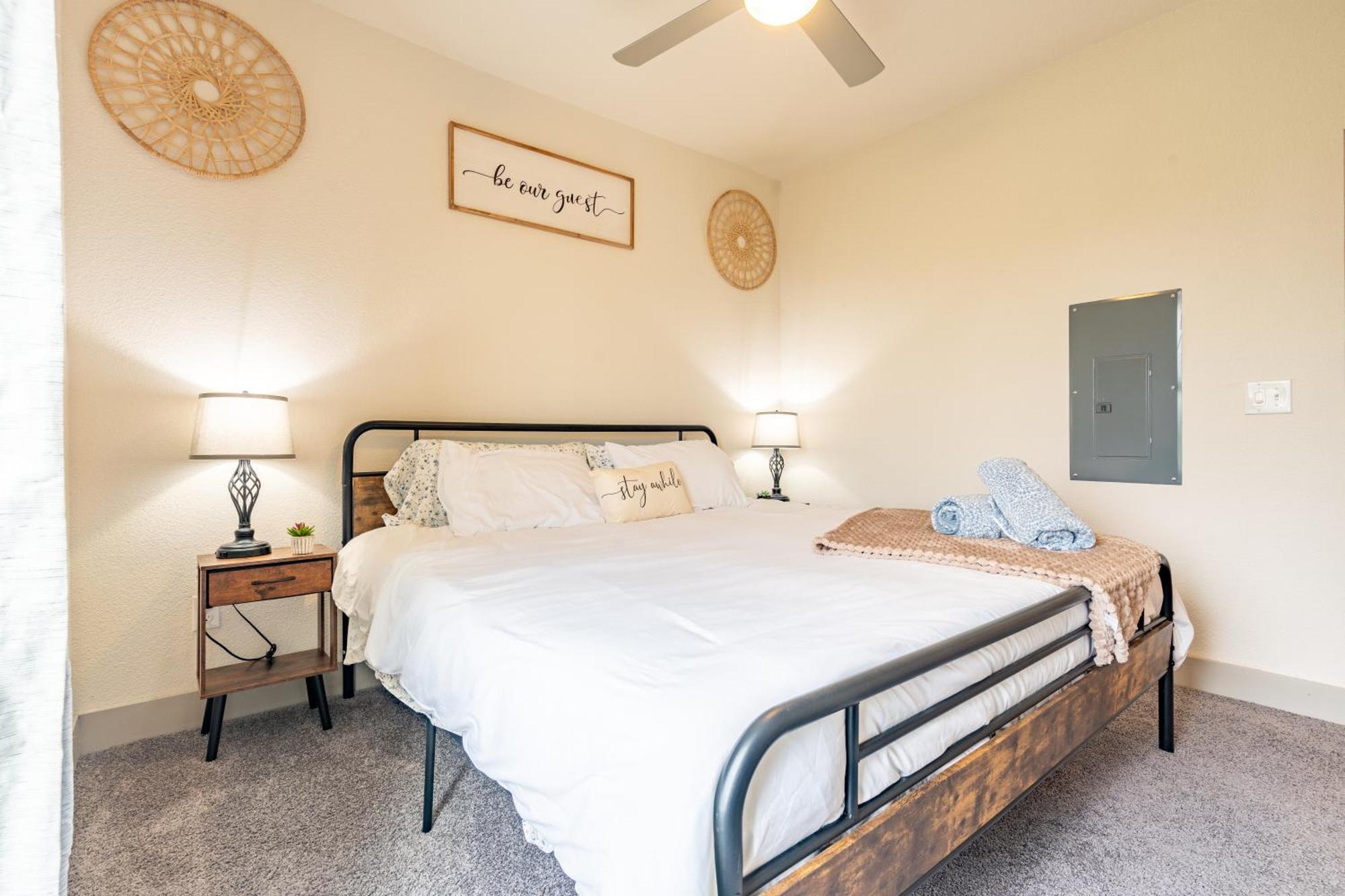 Riverwalk Penthouse Oasis W/free Parking Gym Pool