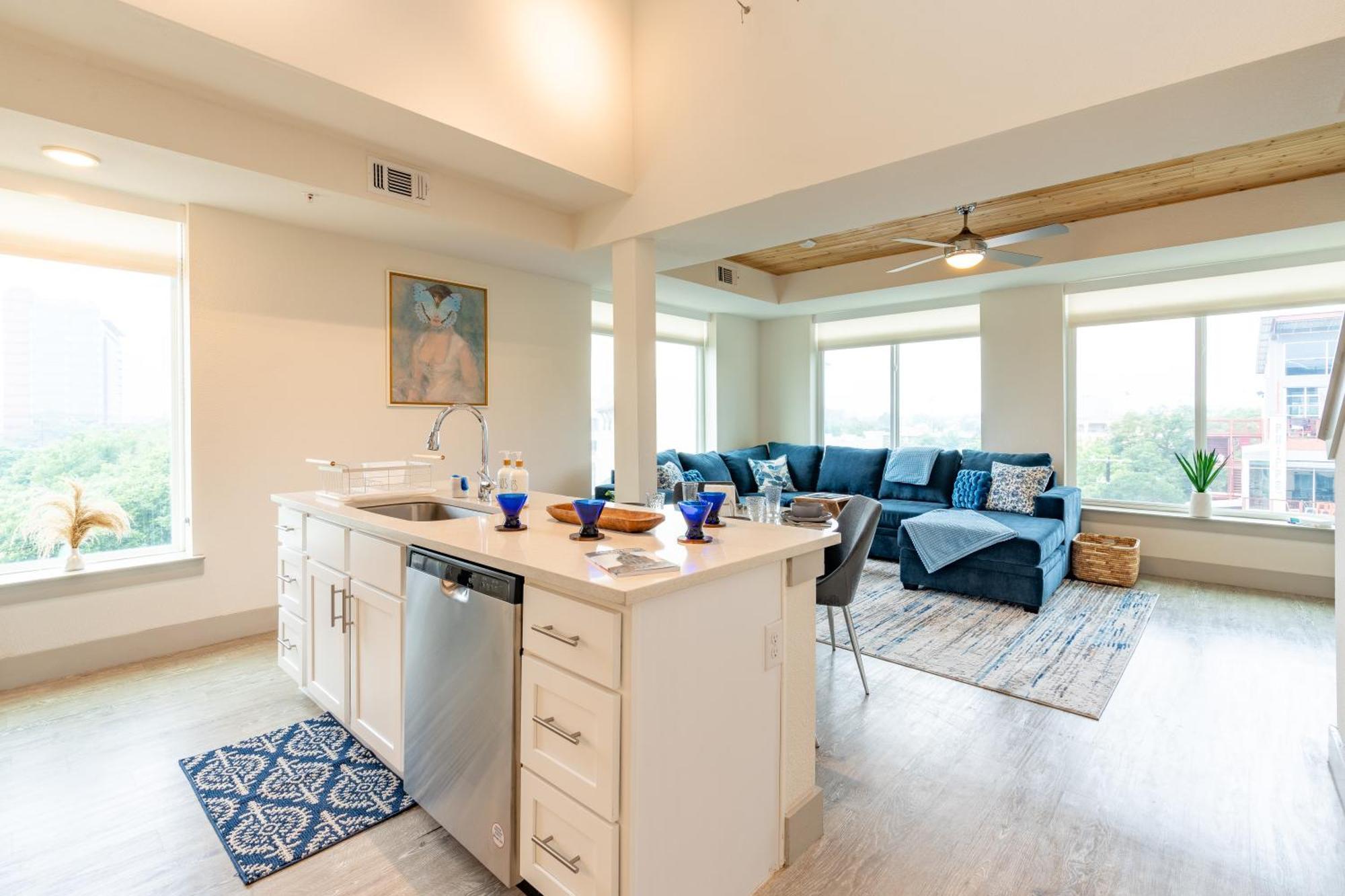 Riverwalk Penthouse Oasis W/free Parking Gym Pool Apartment