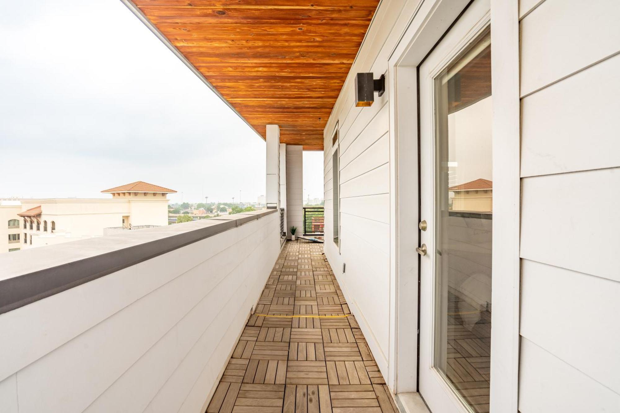 Riverwalk Penthouse Oasis W/free Parking Gym Pool Apartment San Antonio