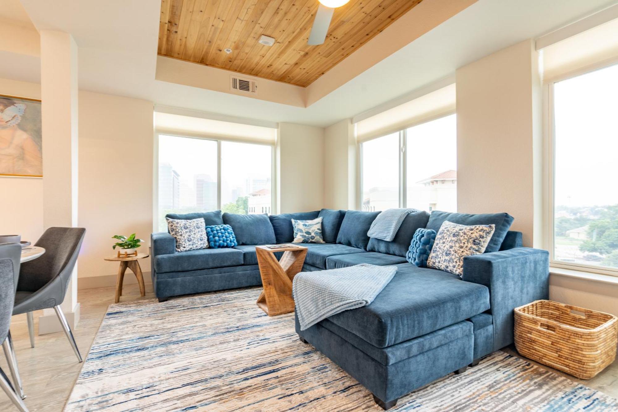 Riverwalk Penthouse Oasis W/free Parking Gym Pool *