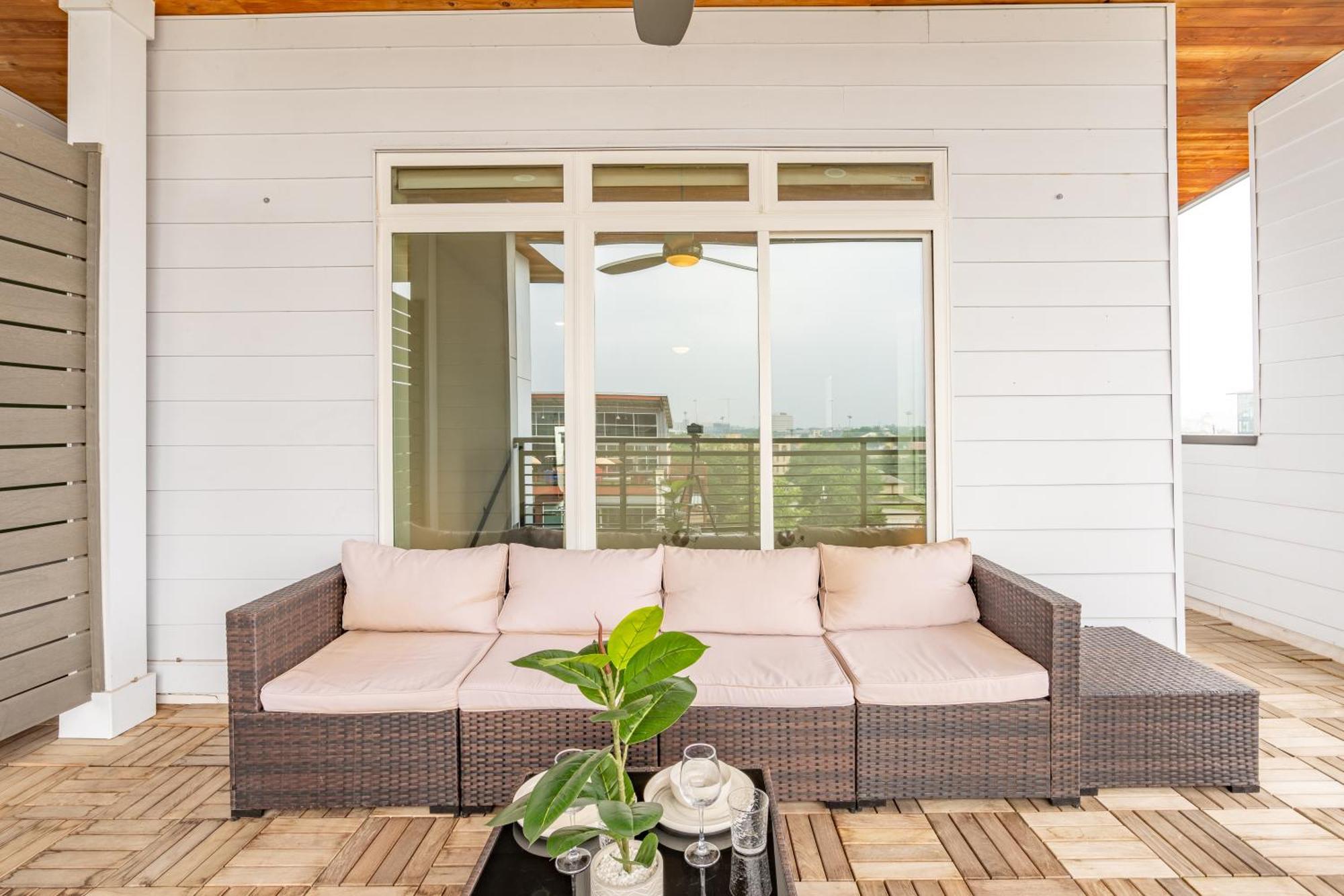 Riverwalk Penthouse Oasis W/free Parking Gym Pool San Antonio