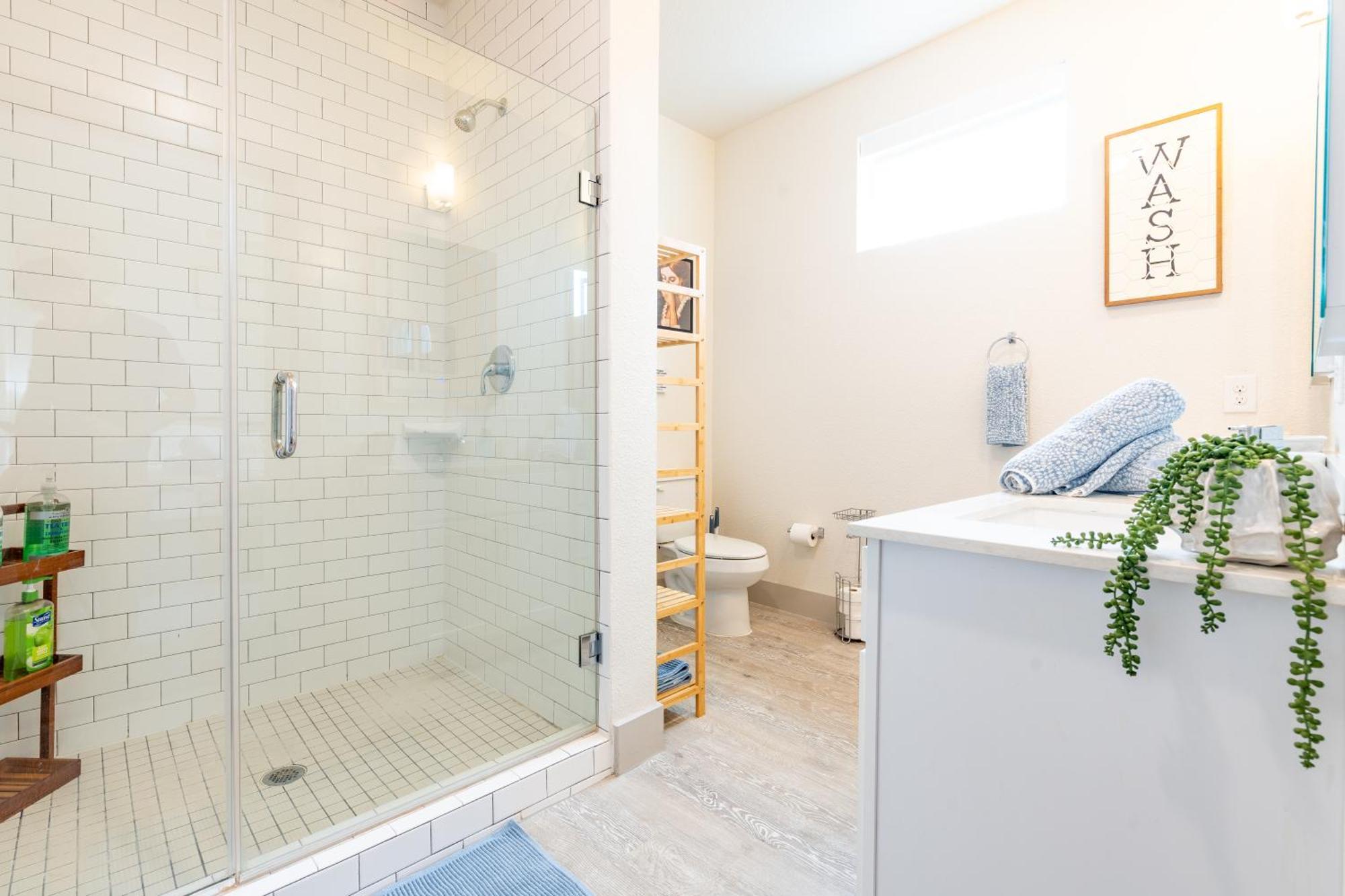 Riverwalk Penthouse Oasis W/free Parking Gym Pool Apartment *