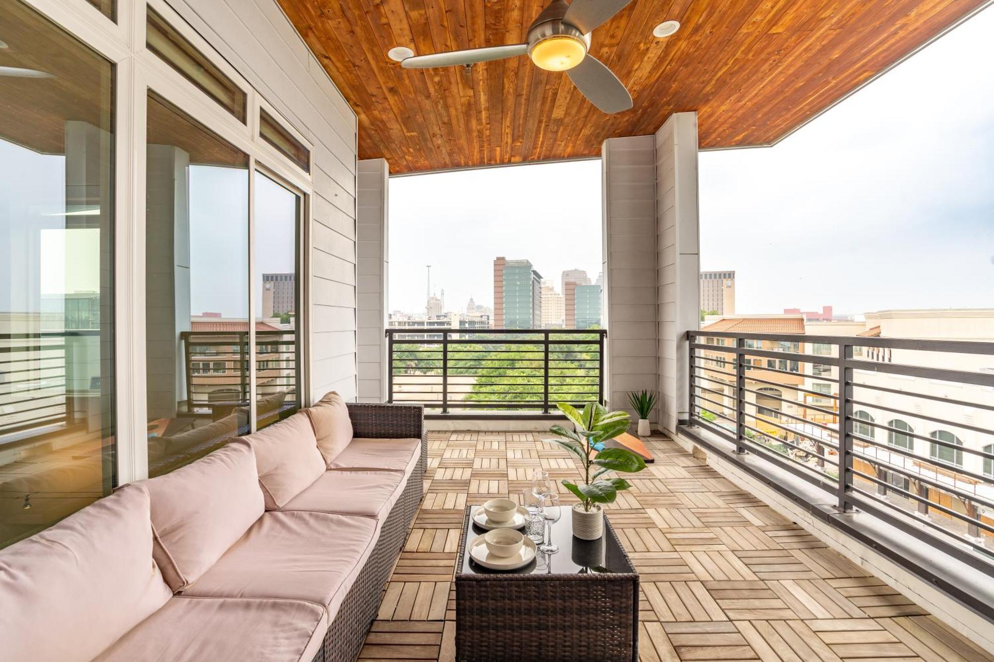 Riverwalk Penthouse Oasis W/free Parking Gym Pool *