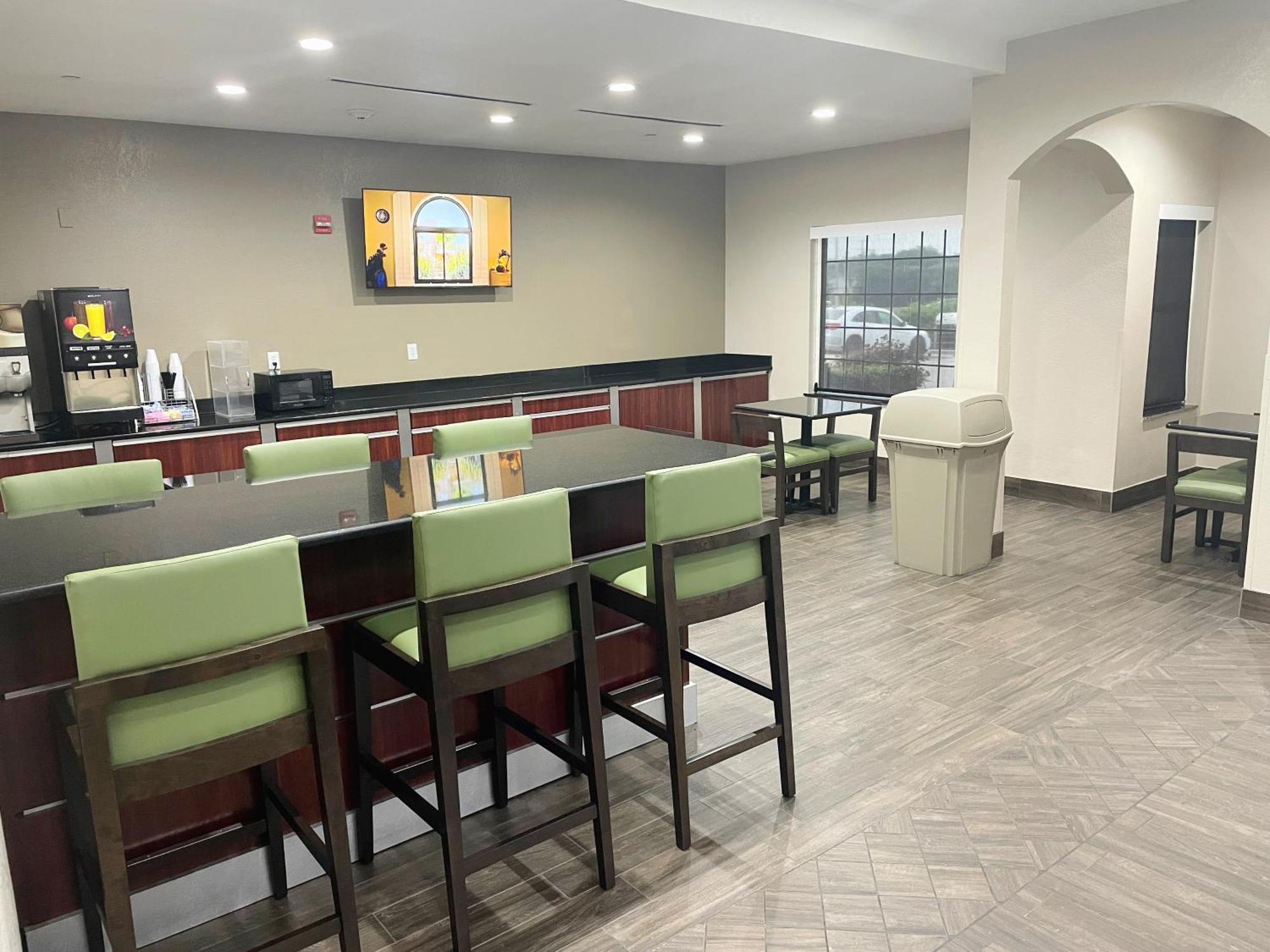 Super 8 By Wyndham San Antonio/alamodome Area Hotel