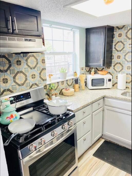 Lovely 2 Bedroom Hidden Gem At The Botanical Garden Unit 3 *