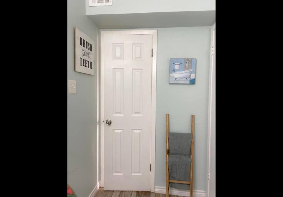 Lovely 2 Bedroom Hidden Gem At The Botanical Garden Unit 3 Apartment *