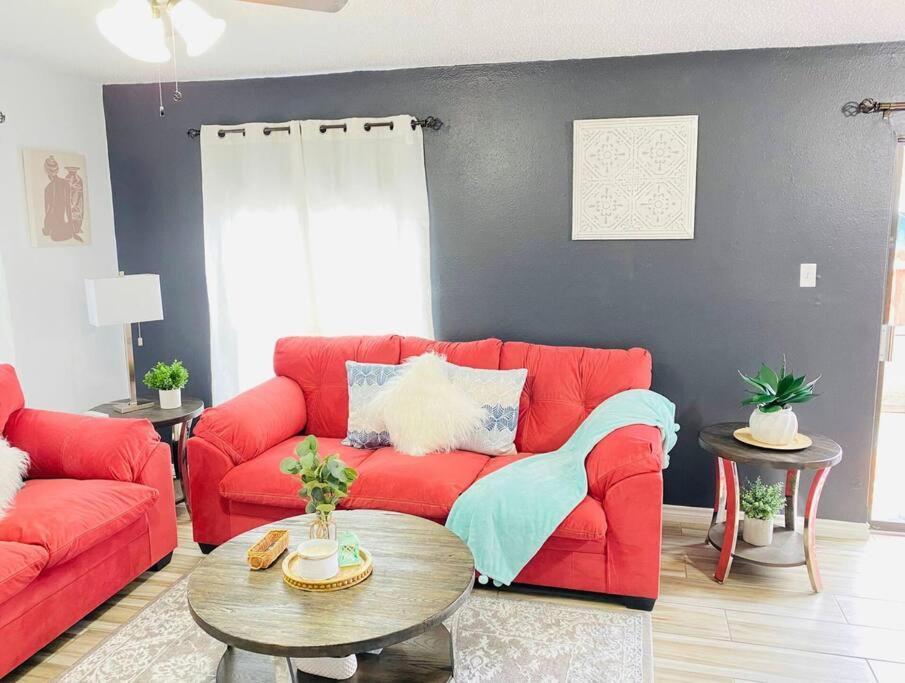 Lovely 2 Bedroom Hidden Gem At The Botanical Garden Unit 3 Apartment