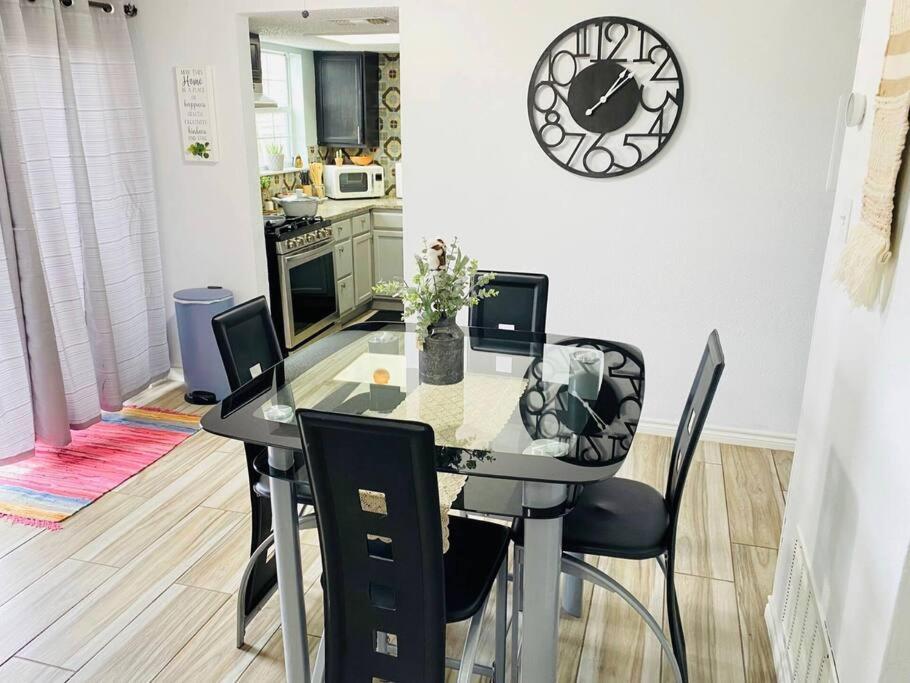 Lovely 2 Bedroom Hidden Gem At The Botanical Garden Unit 3 San Antonio