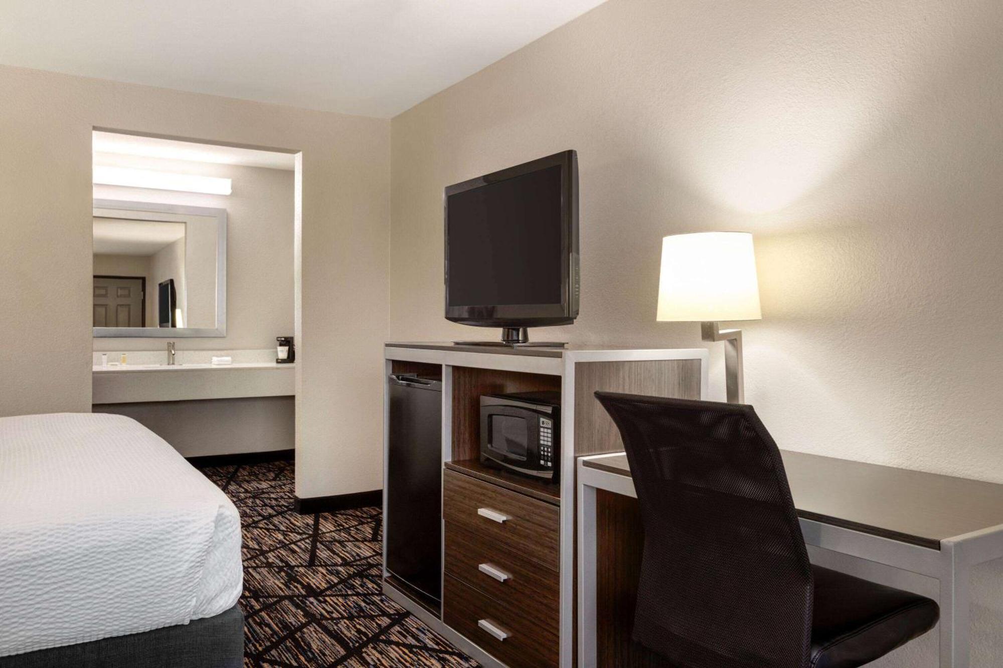 Hotel Days By Wyndham Near Fiesta Park 2*