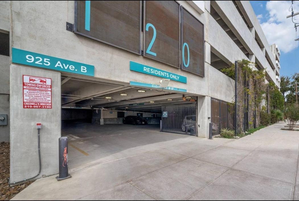 Riverwalk Penthouse Oasis W/free Parking Gym Pool Apartment San Antonio