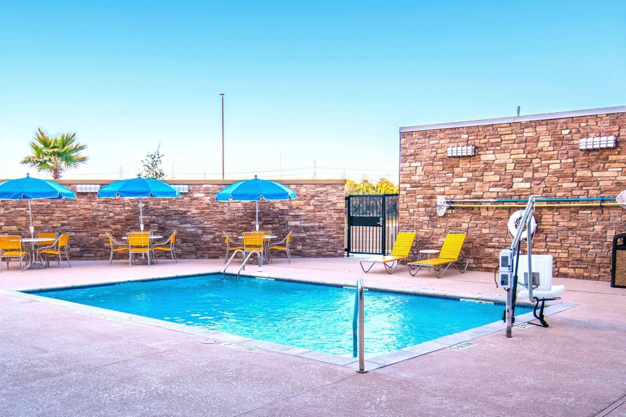 Fairfield & By Marriott Brooks Base 3*