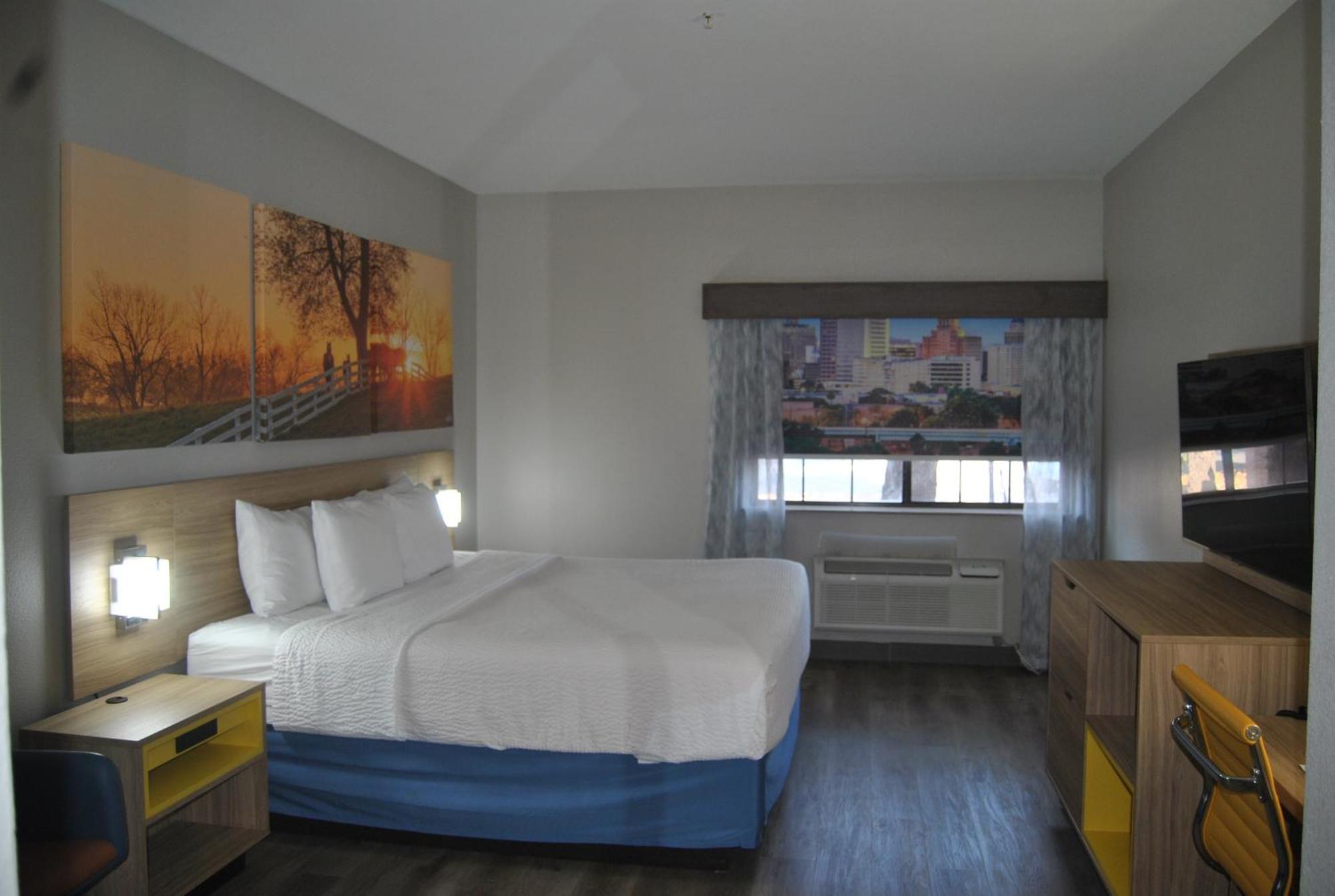 Days & By Wyndham North/stone Oak