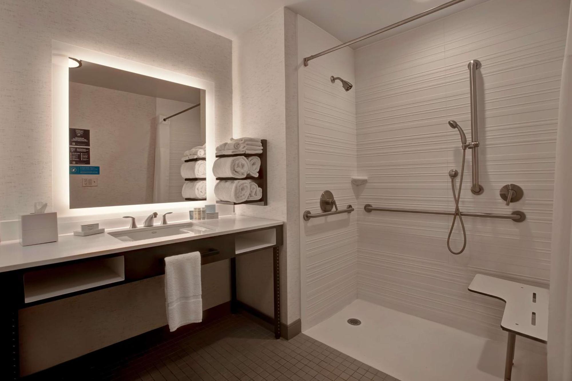 Hampton & Riverwalk Hotel