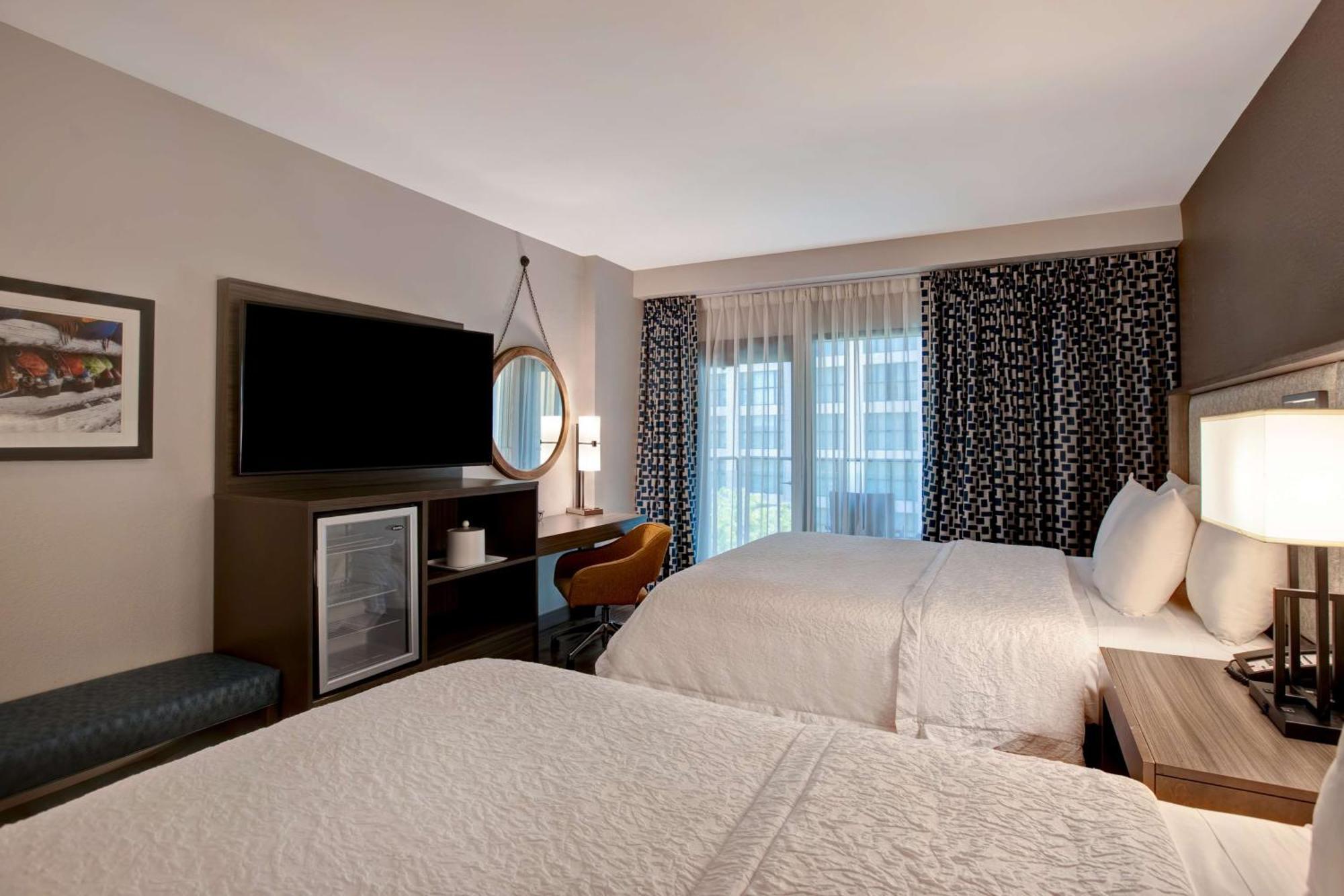 Hampton & Riverwalk 3*