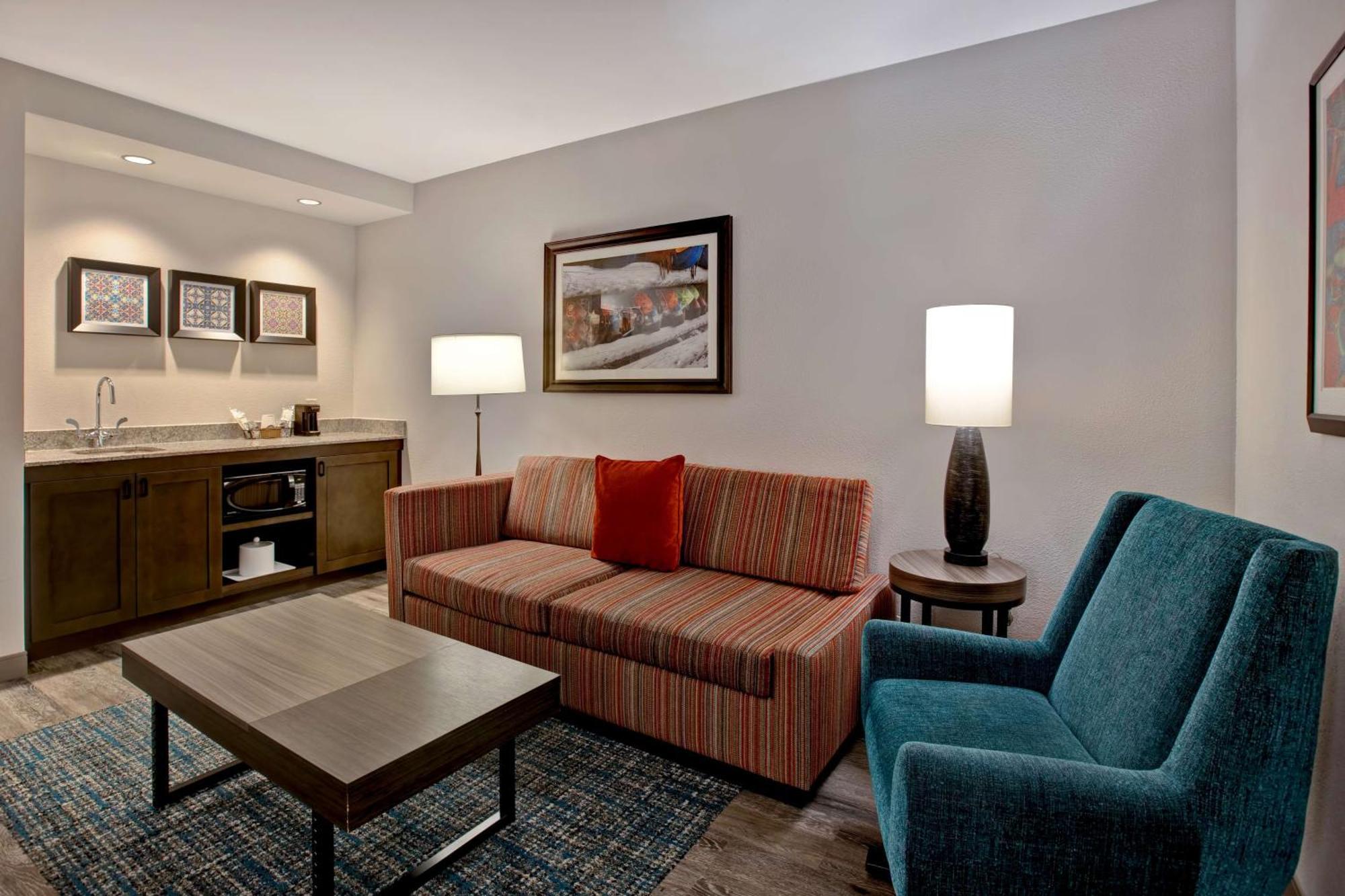 Hampton & Riverwalk Hotel 3*