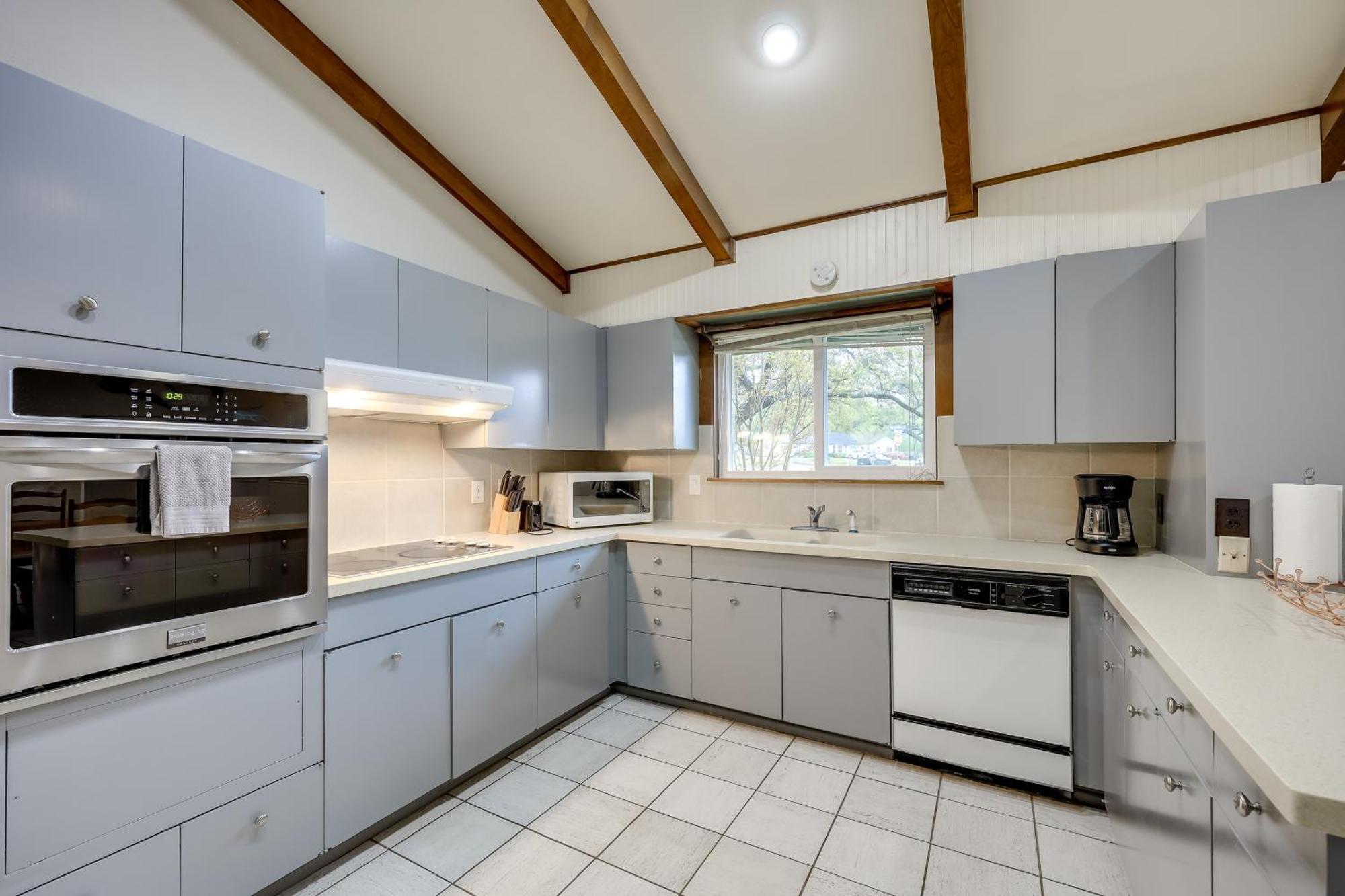 Charming Abode About 10 Mi To River Walk! Holiday home *