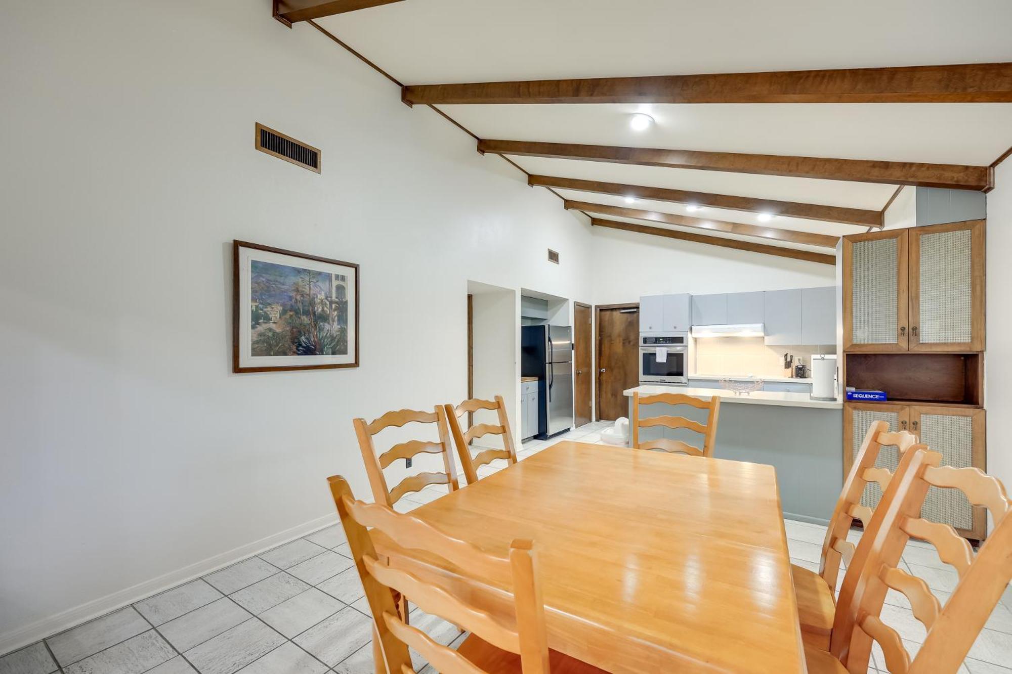 Charming Abode About 10 Mi To River Walk!