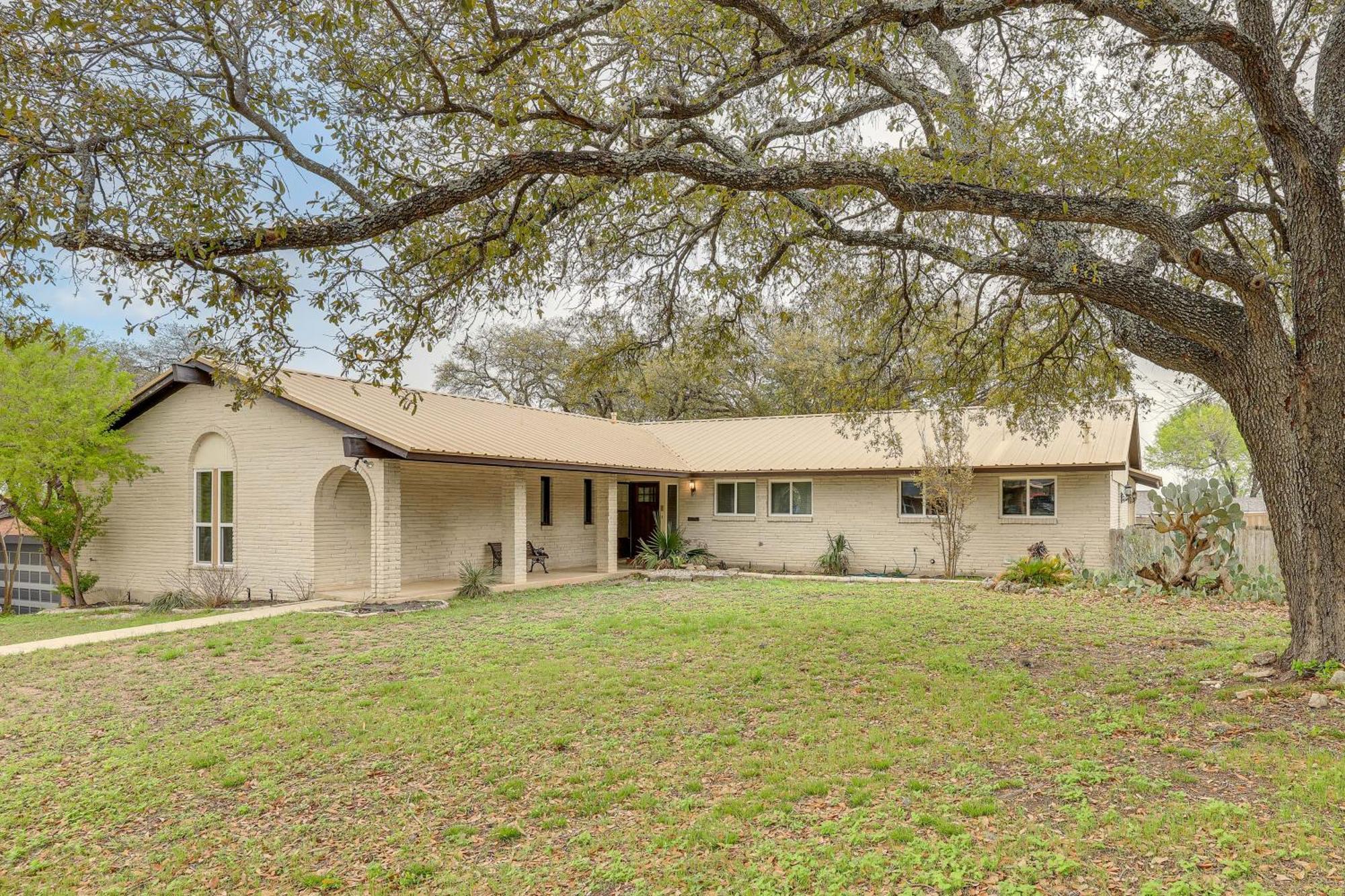 Charming Abode About 10 Mi To River Walk! *