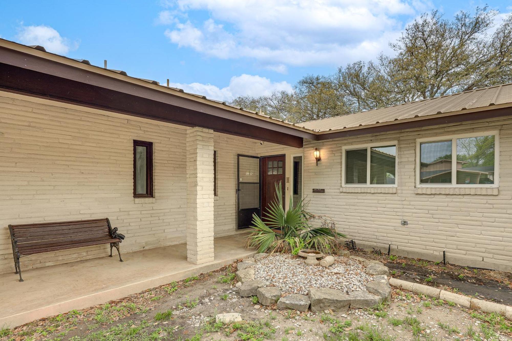 Charming Abode About 10 Mi To River Walk!