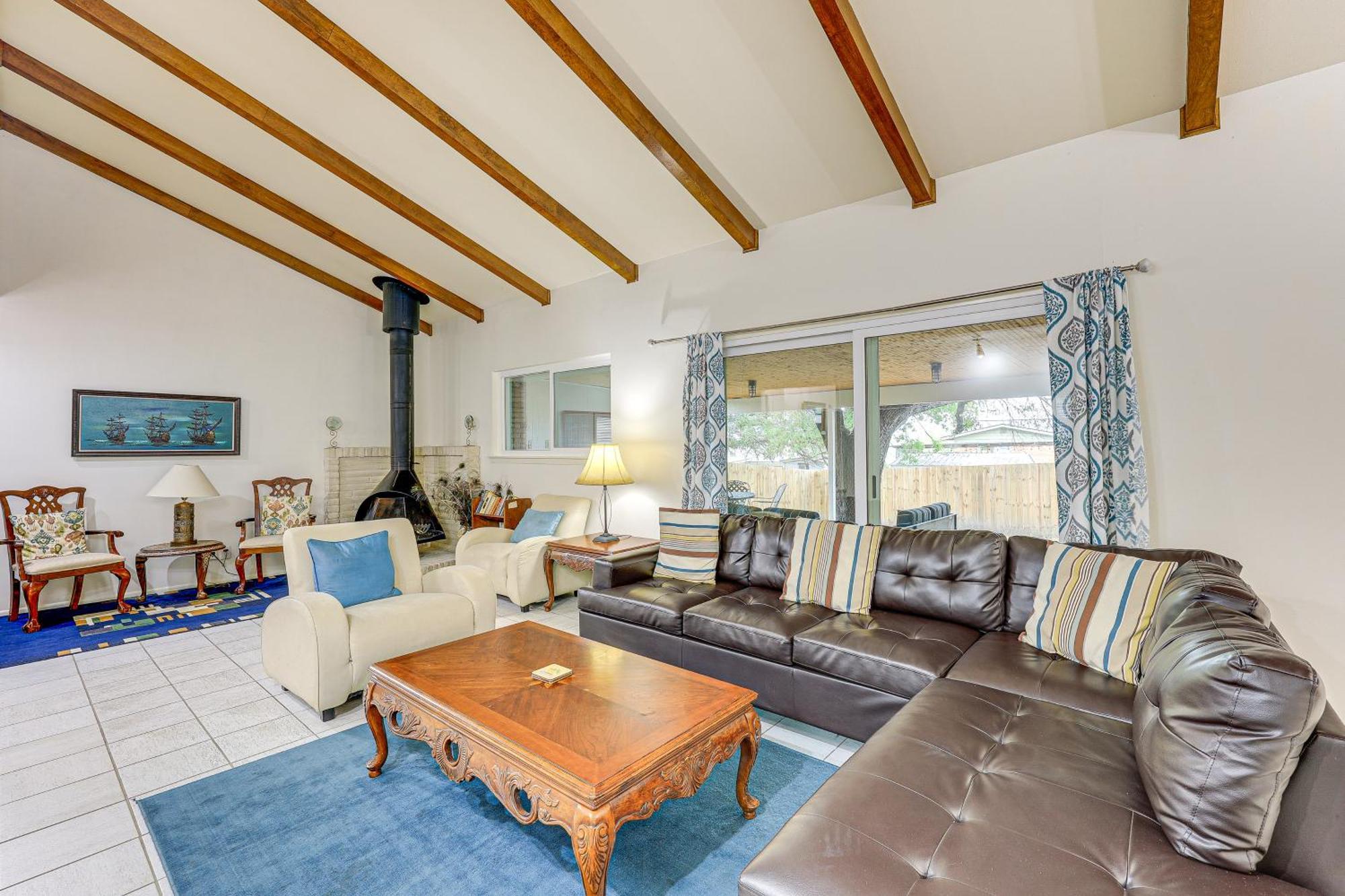 Charming Abode About 10 Mi To River Walk! Holiday home