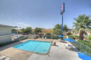 Red Roof E - Frost Bank Center Motel 2*