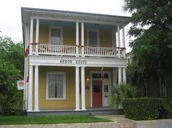 Arbor House 3*