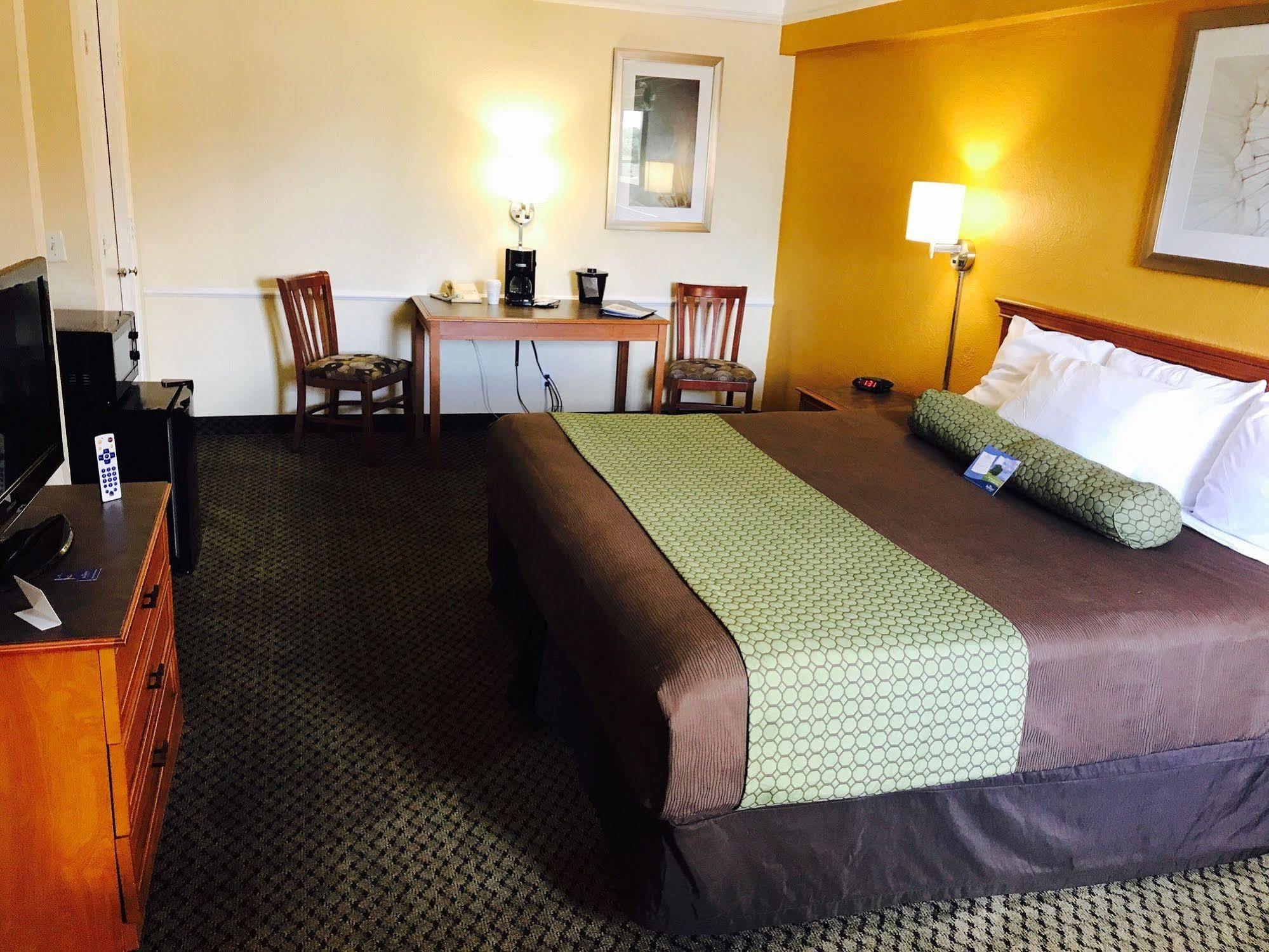 Hotel Baymont By Wyndham Near South Texas Medical Ctr 2*