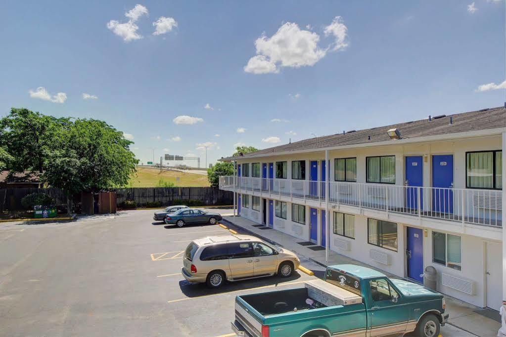 Red Roof E - Frost Bank Center Motel
