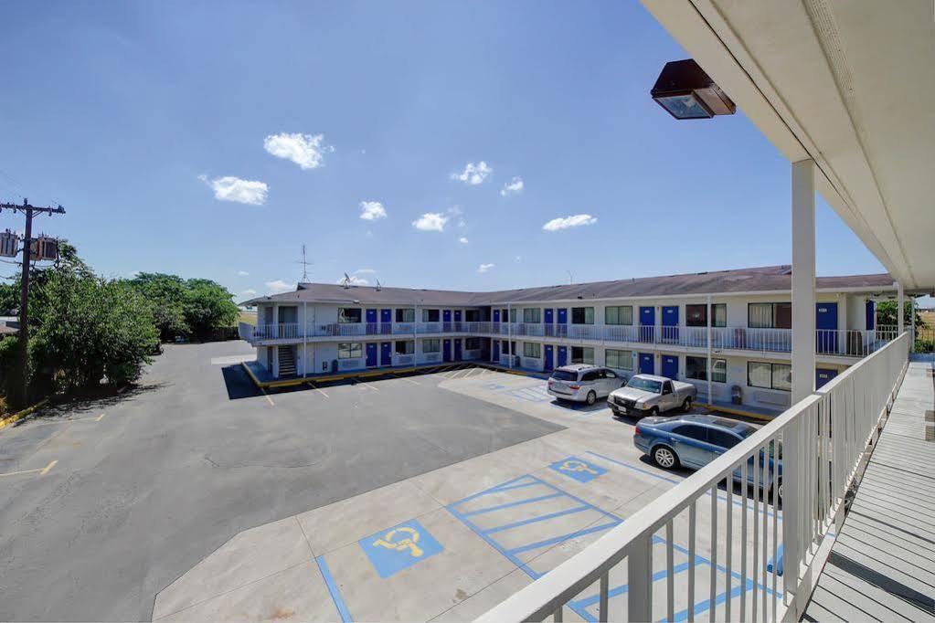Motel Red Roof E - Frost Bank Center 2*