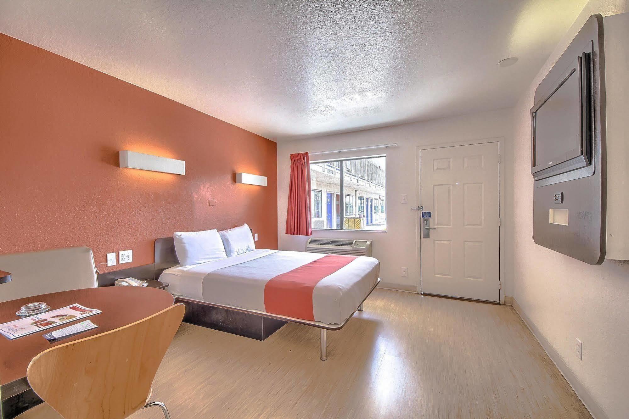 Hotel 6 San Antonio, Tx Six Flags Fiesta Tx - La Cantera Area 2*