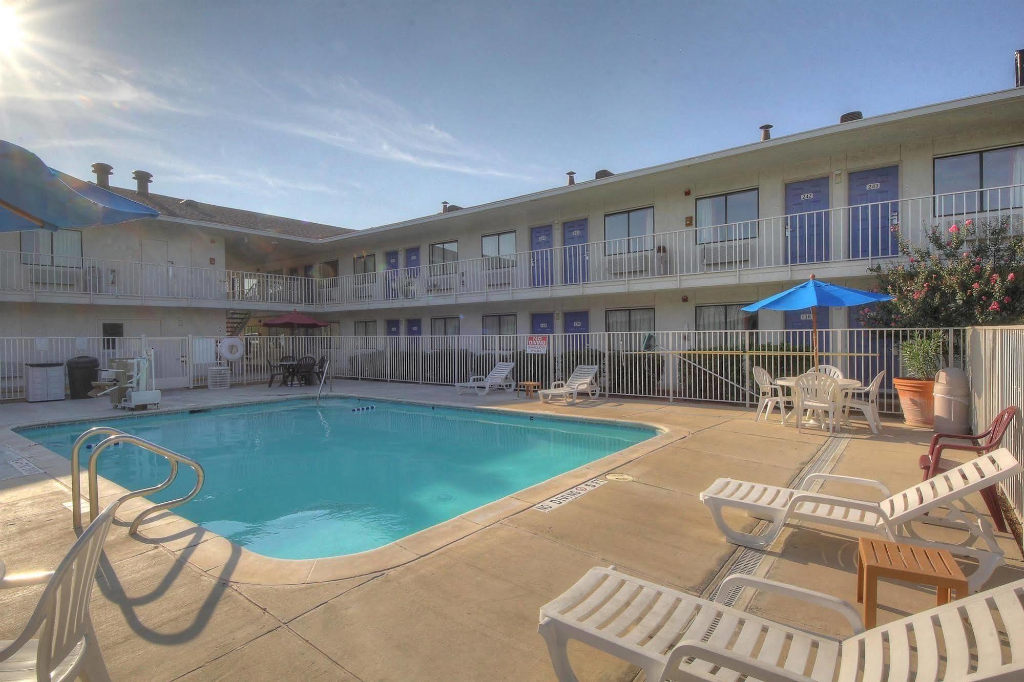 6 San Antonio, Tx Six Flags Fiesta Tx - La Cantera Area Hotel 2*