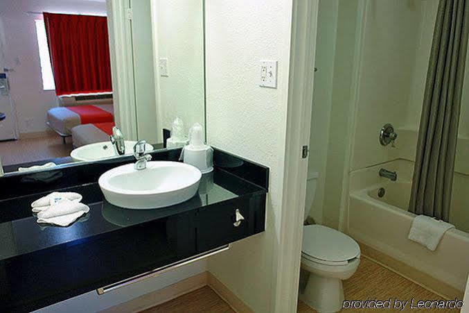 Hotel 6 San Antonio, Tx Six Flags Fiesta Tx - La Cantera Area San Antonio
