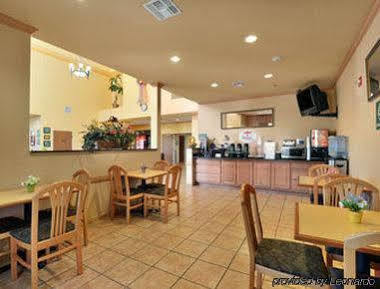 Super 8 By Wyndham San Antonio/alamodome Area 2* San Antonio