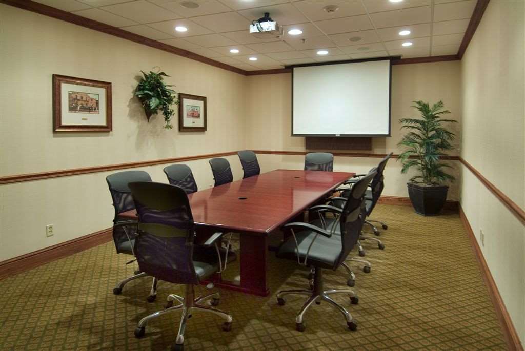 Hilton Garden Airport 3*