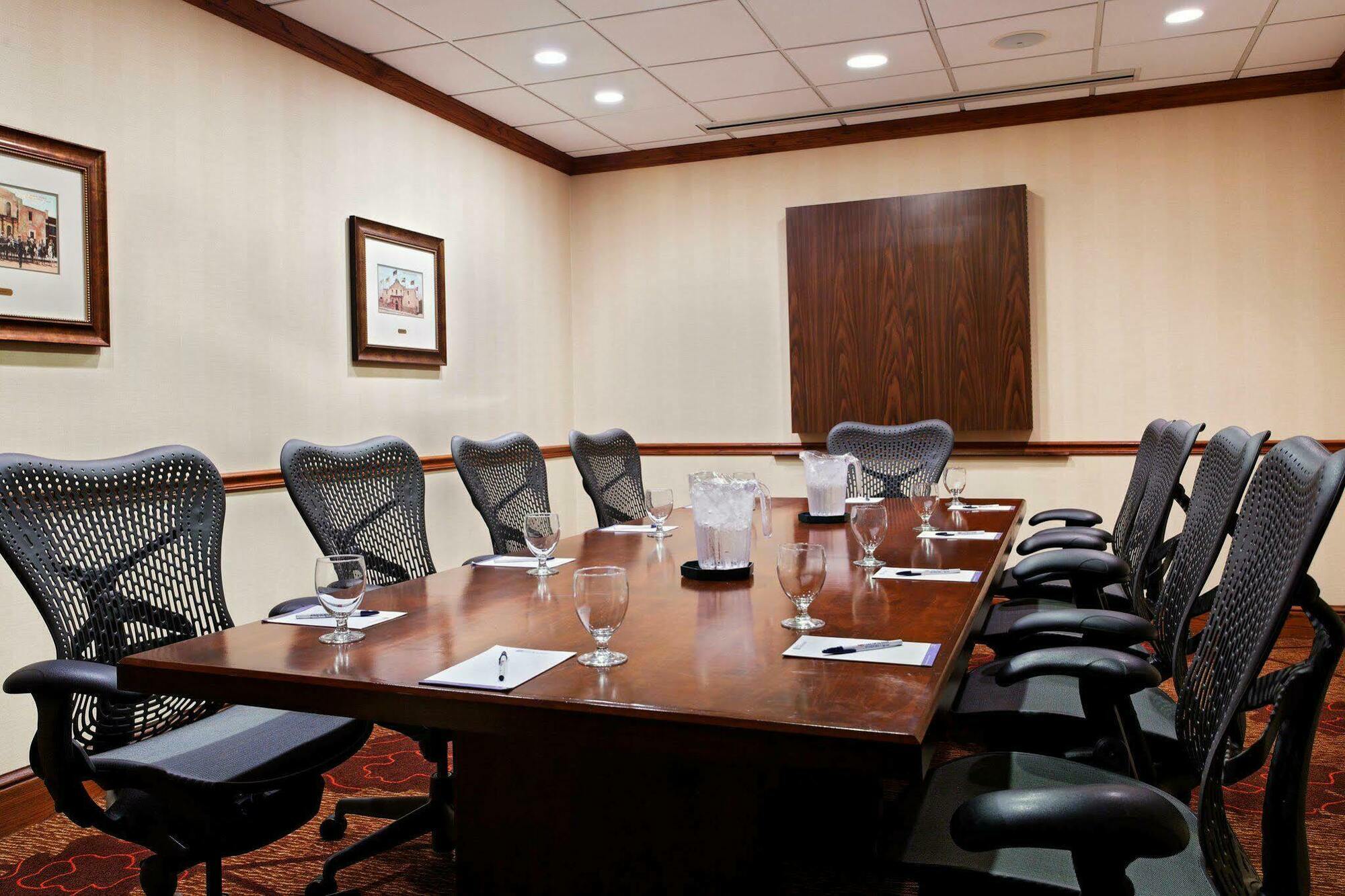 Hilton Garden Airport 3*