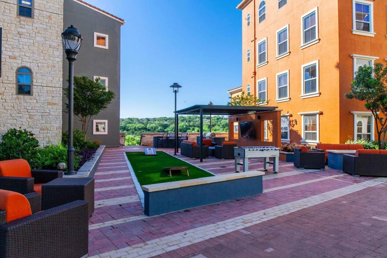 Relaxing Getaway + Pool + Gym Apartment San Antonio