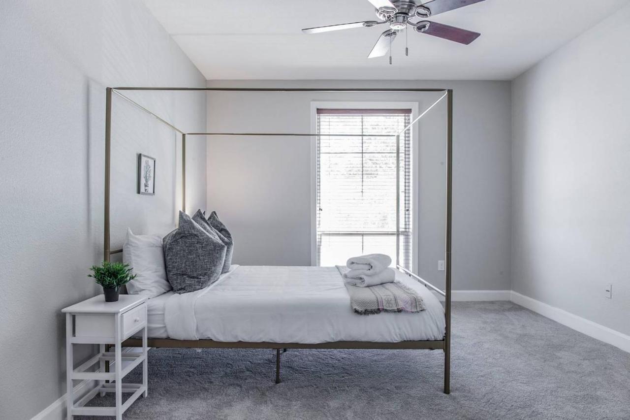 Relaxing Getaway + Pool + Gym Apartment San Antonio