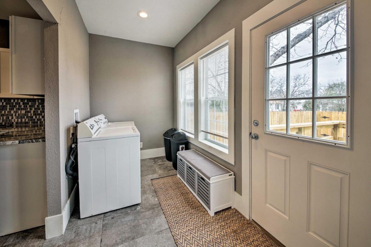 With Yard - 2 Mi To Downtown! Holiday home