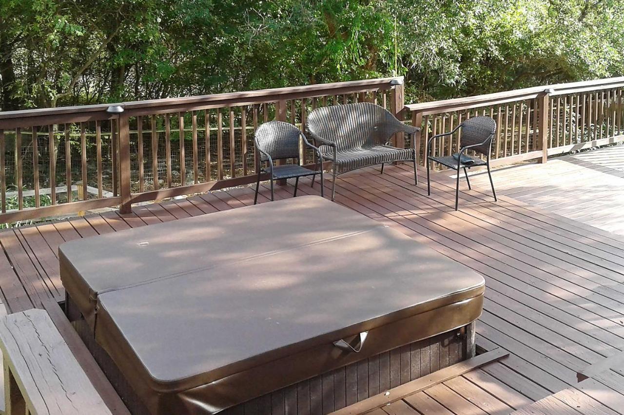 Family-friendly With Hot Tub And Deck San Antonio