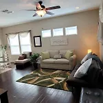 Spacious Townhouse Minutes From Downtown Sa.