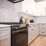 Lamar Villa-3 Bed 2.5 Bath With Outdoor Kitchen