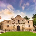 Lux San Antonio Apartments - Free Wifi - Pool - Gym