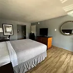 Hillview Inn At Six Flags Fiesta