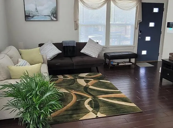Spacious Townhouse Minutes From Downtown Sa.