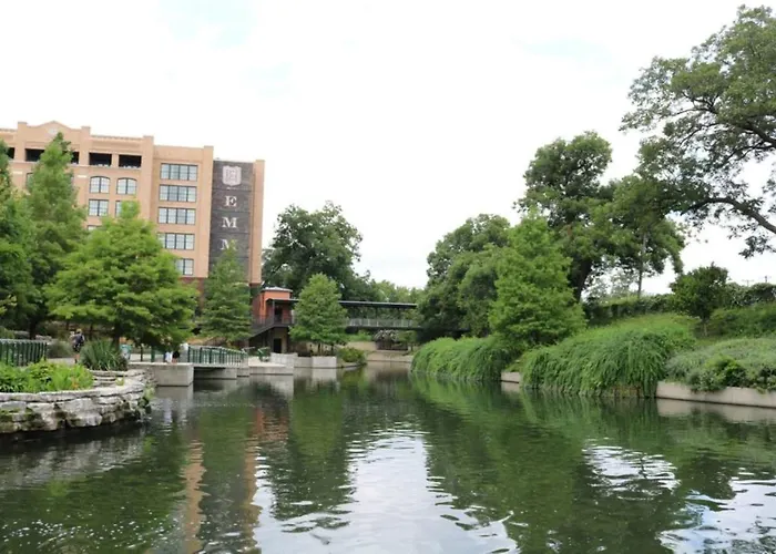 Spectacular 3 Bedroom Plus 2 And A Half Ba Apt Near Downtown