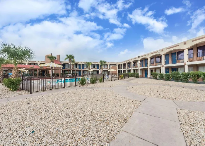 Days Inn By Wyndham San Antonio Splashtown/Att Center